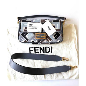 Fêndï 
Sac à main verni Baguette