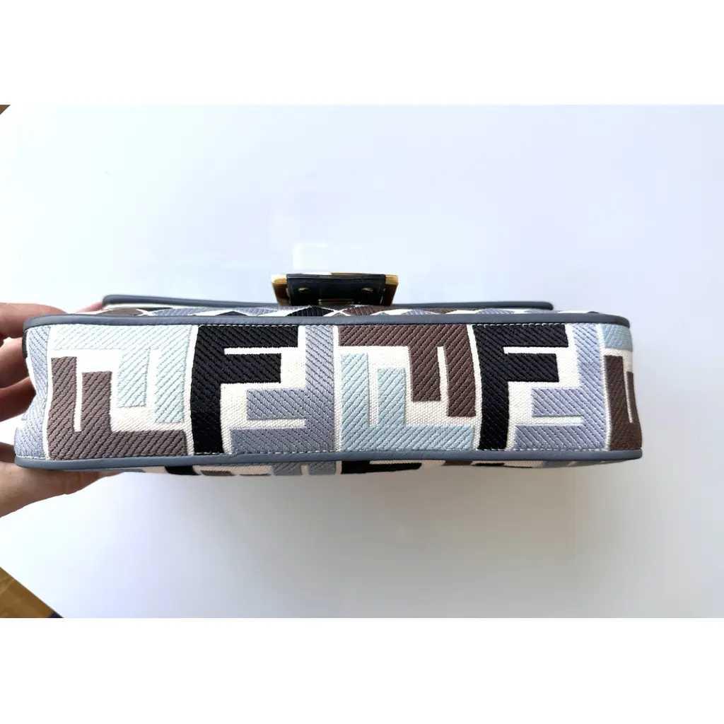 Fêndï 
Sac à main verni Baguette