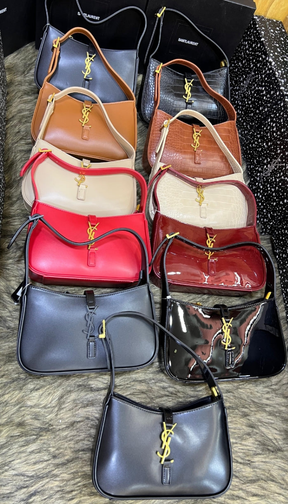 S@INT LAURENT
Le 5 à 7 Monogram Shoulder Bag