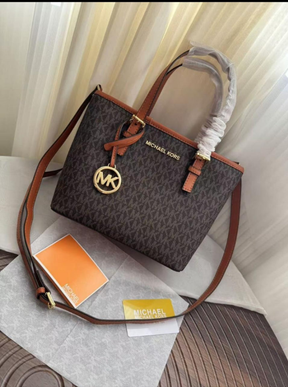 MK Très petit sac fourre-tout Jet Set Travel à fermeture éclair sur le dessus et à logo