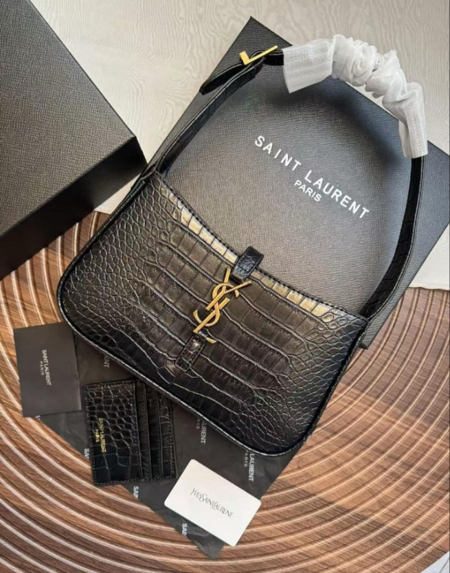 S@INT L@URENT
Le 5 à 7 croc-effect shoulder bag