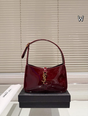 YSL le 5 à 7 verni
DARK RED WINE