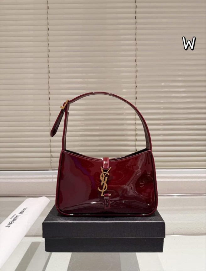 YSL le 5 à 7 verni
DARK RED WINE