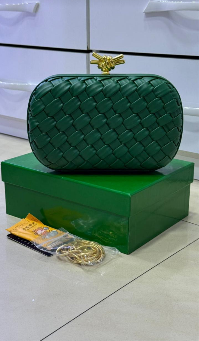 Bôttëga Vênëta 
Knot clutch