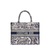 Sac Diôr Book Tote Medium
Broderie Toile de Jouy écrue et bleue