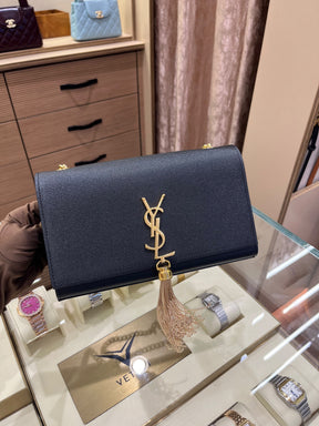 Saint Laurent Sac portefeuille Kate Medium à chaîne et pompon YSL en cuir grainé