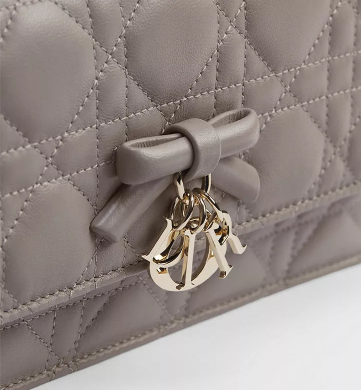 Mini sac My Dior
Cuir d'agneau Cannage gris Trianon