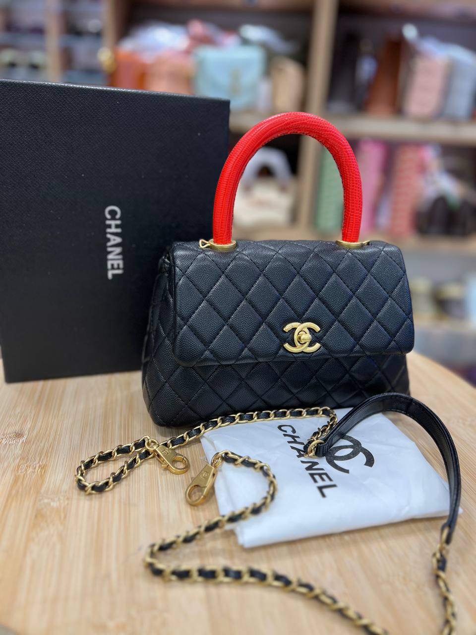 Petit sac à main à rabat en lézard caviar noir