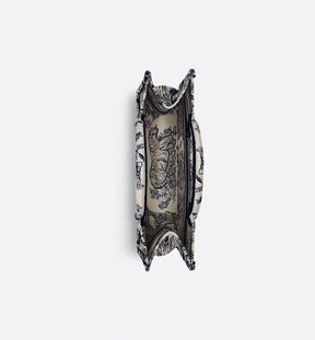 Sac Diôr Book Tote Medium
Broderie Toile de Jouy écrue et bleue
