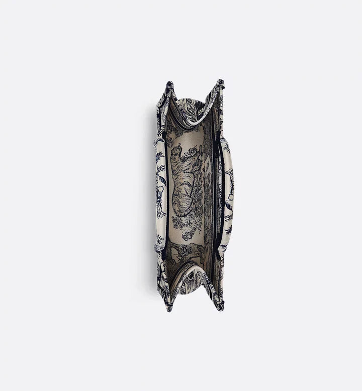 Sac Diôr Book Tote Medium
Broderie Toile de Jouy écrue et bleue