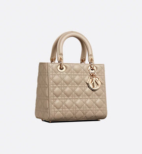 Sac Ladÿ Diôr Medium d'agneau Cannage couleur sable
