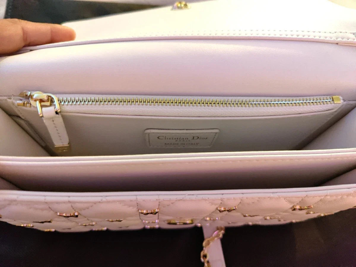 Mini sac My Diôr
d'agneau Cannage blanc et studs dorés Dior Cabinet de Curiosités
