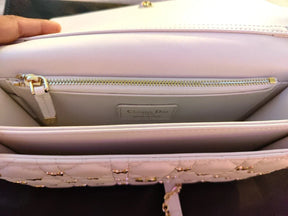 Mini sac My Diôr
d'agneau Cannage blanc et studs dorés Dior Cabinet de Curiosités