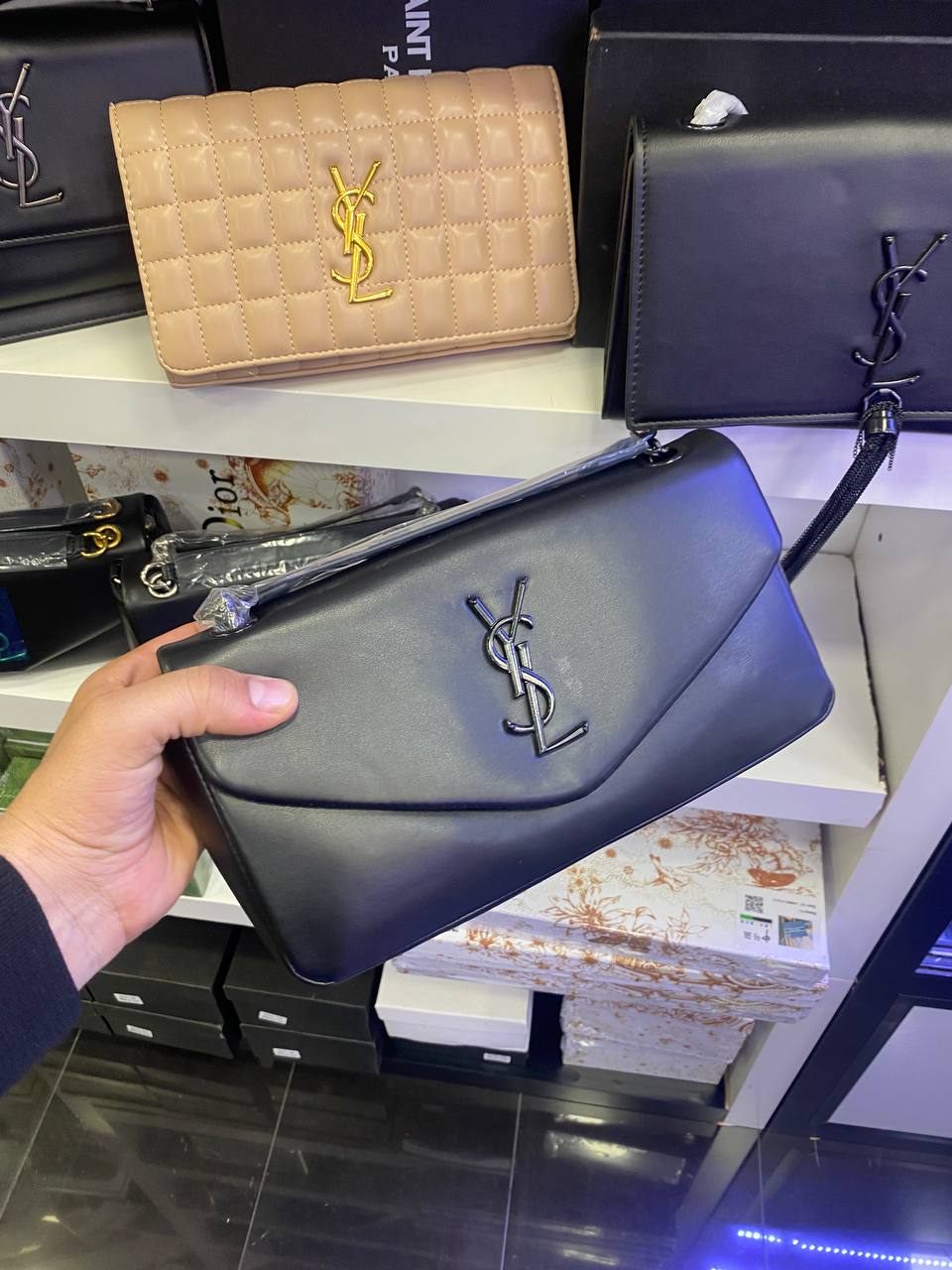 YSL CALYPSO SMALL  D'AGNEAU PLONGÉ
BLACK