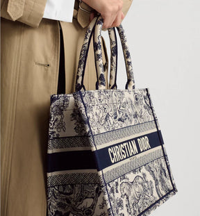 Sac Diôr Book Tote Medium
Broderie Toile de Jouy écrue et bleue