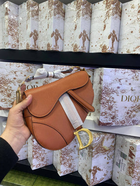 Sac Saddlê à bandoulière de
veau grainé couleur Golden Saddle