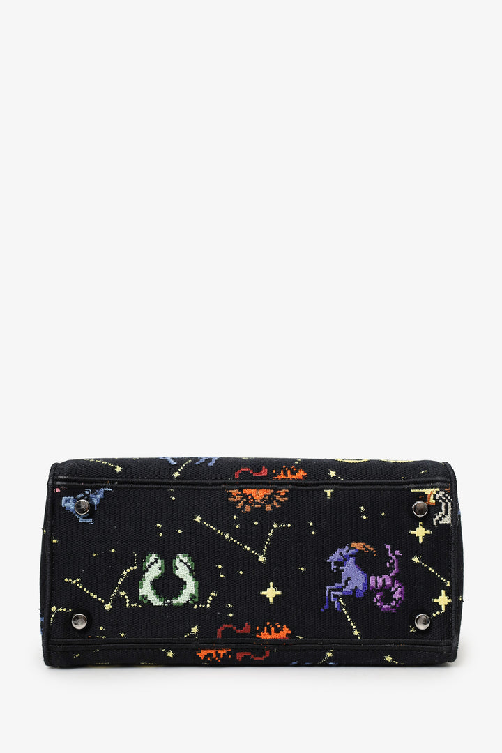 Sac Lady D-Lite moyen modèle Christian Dior 2022 en toile noire brodée du motif Pixel Zodiac, avec bandoulière.