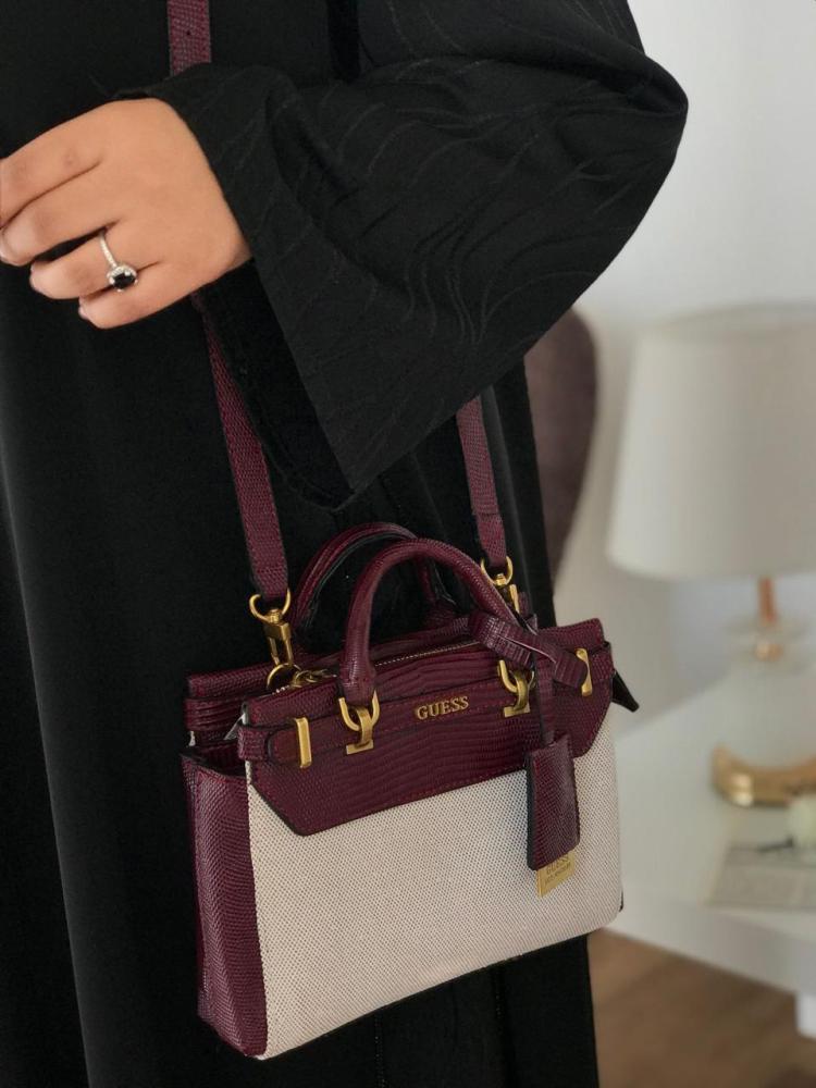 Gûess Bag  une élégance incomparable avec une touche de modernité