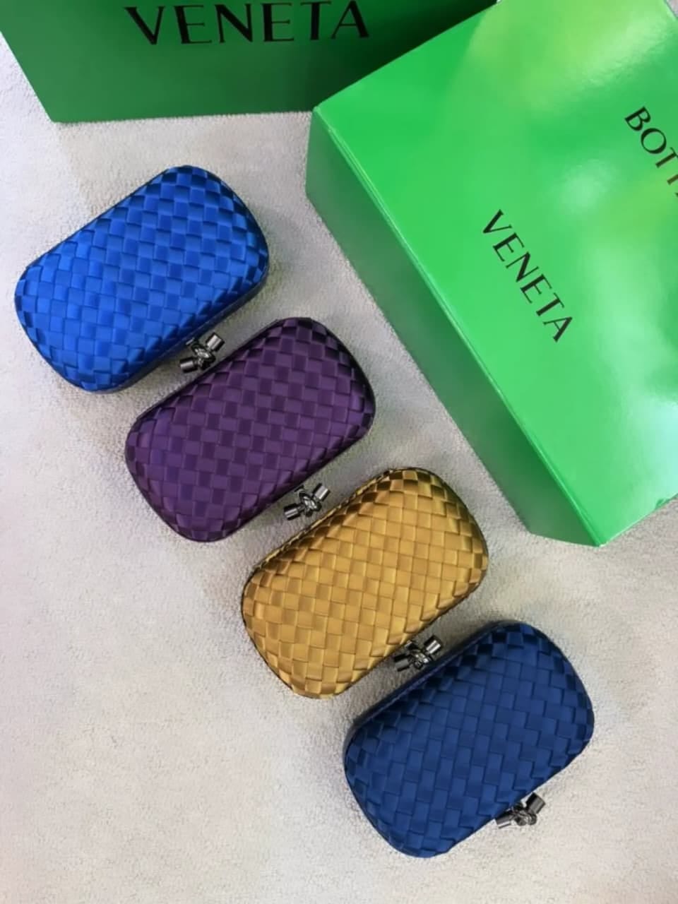 BOTTEGA VENETA Pochette Knot en peau de serpent bleue