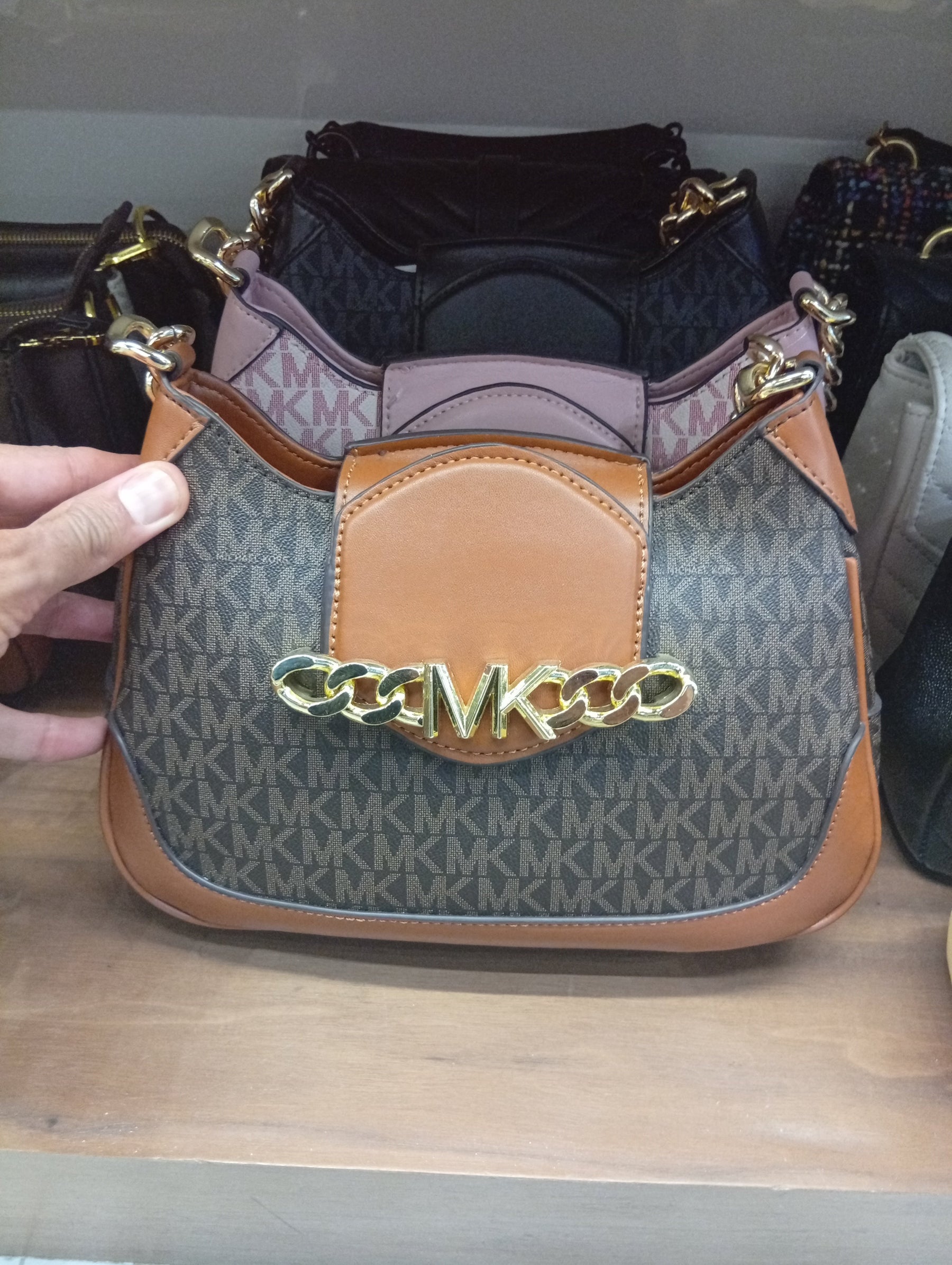 MK Petit sac à bandoulière avec logo signature Hally, Marron/gland.