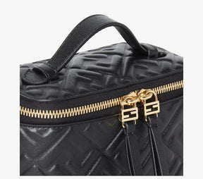 Fendï Vanity
Mini sac en cuir nappa noir avec motif FF