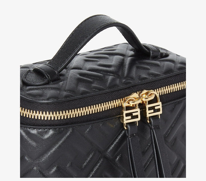 Fendï Vanity
Mini sac en cuir nappa noir avec motif FF