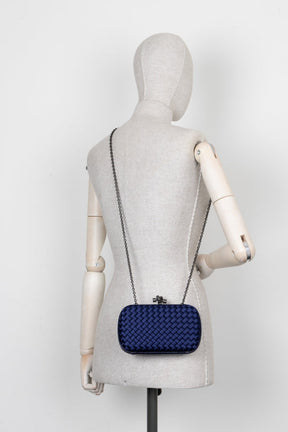 BOTTEGA VENETA Pochette Knot en peau de serpent bleue
