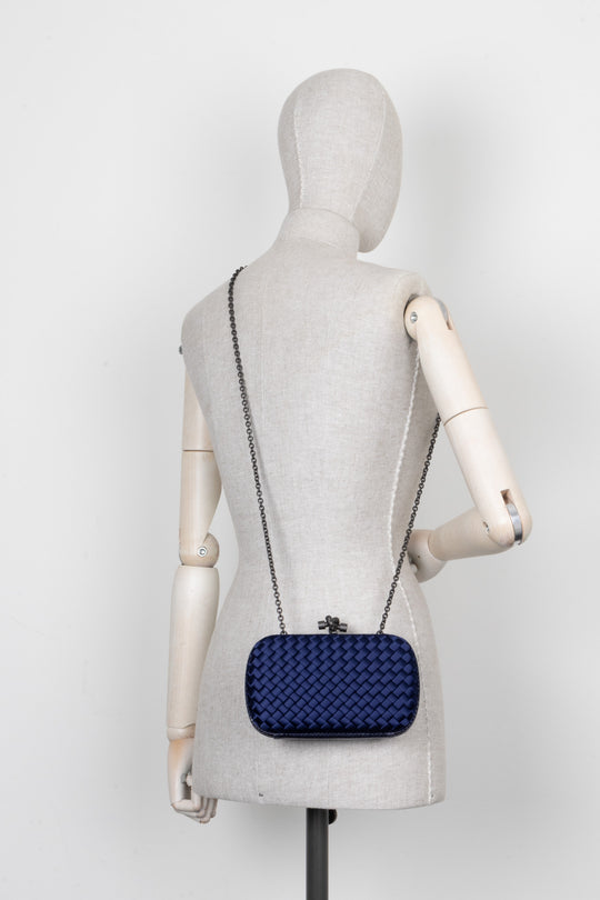 BOTTEGA VENETA Pochette Knot en peau de serpent bleue