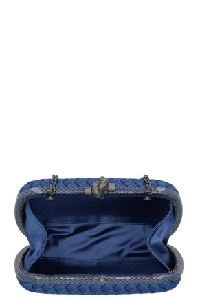 BOTTEGA VENETA Pochette Knot en peau de serpent bleue