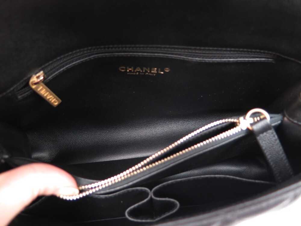 Petit sac à main à rabat en lézard caviar noir
