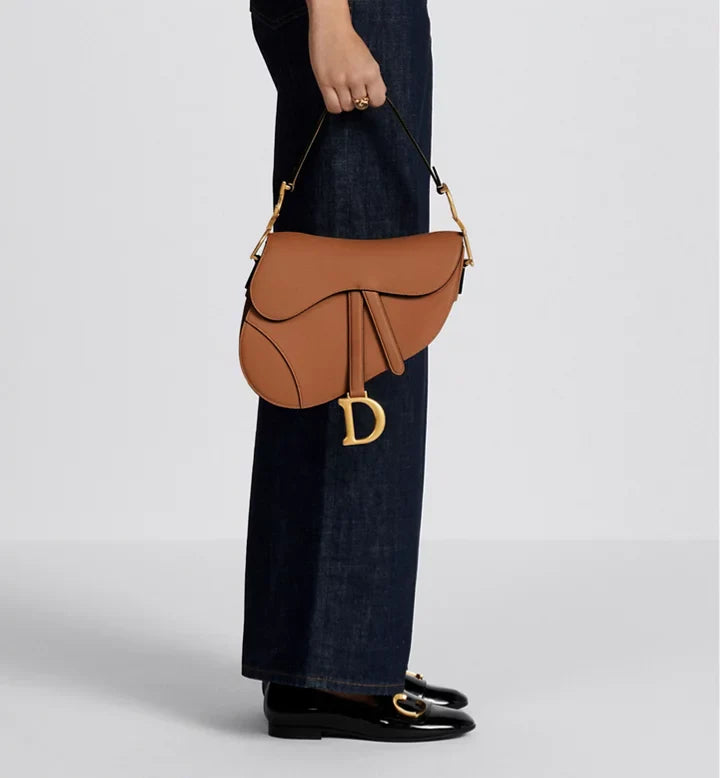 Sac Saddlê à bandoulière de
veau grainé couleur Golden Saddle