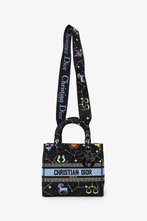 Sac Lady D-Lite moyen modèle Christian Dior 2022 en toile noire brodée du motif Pixel Zodiac, avec bandoulière.