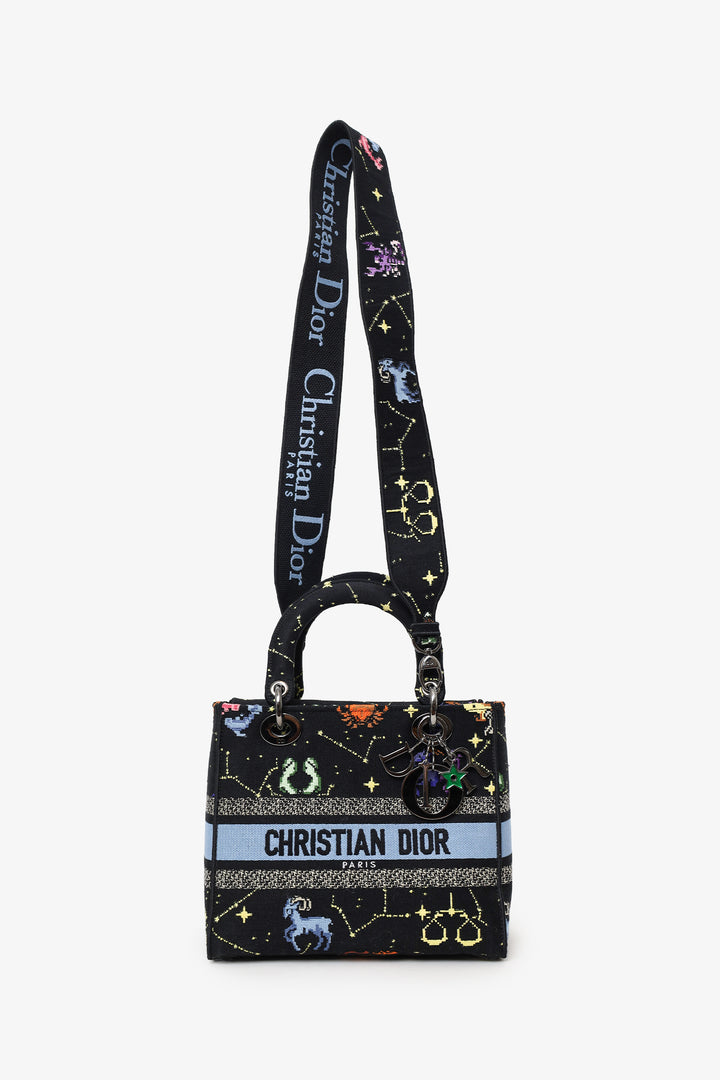 Sac Lady D-Lite moyen modèle Christian Dior 2022 en toile noire brodée du motif Pixel Zodiac, avec bandoulière.