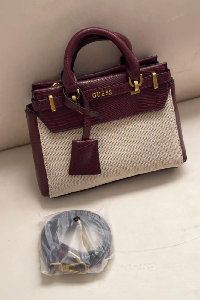 Gûess Bag  une élégance incomparable avec une touche de modernité