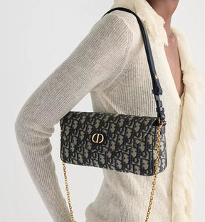 Pochette à chaîne D-Vine 30 Montaigne
Toile jacquard Dior Oblique bleu
