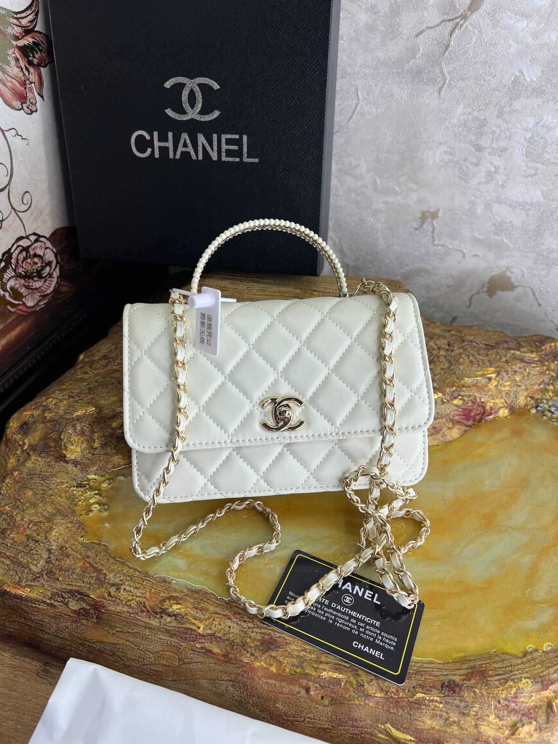 CH@NEL Petit sac à rabat avec anse supérieure,finitions métalliques dorées, blanc