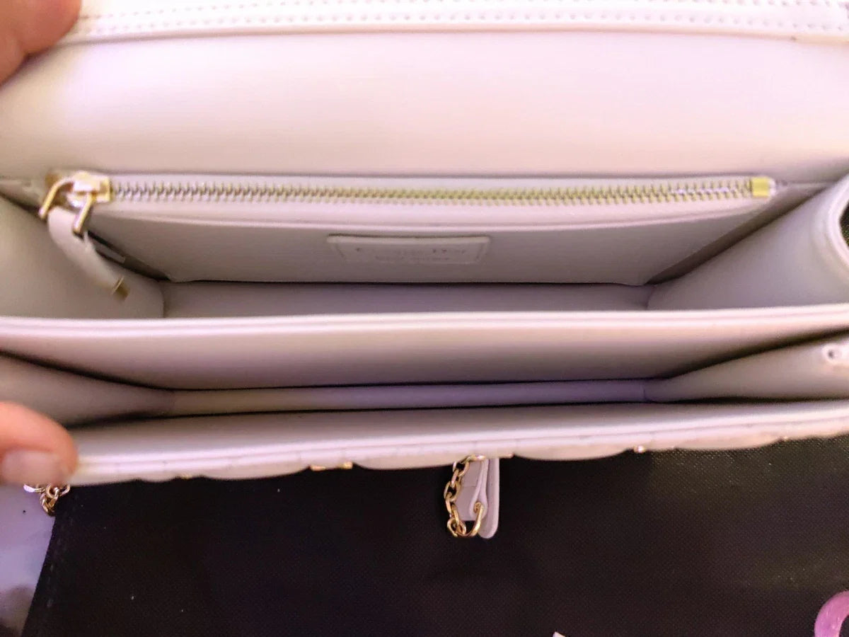 Mini sac My Diôr
d'agneau Cannage blanc et studs dorés Dior Cabinet de Curiosités