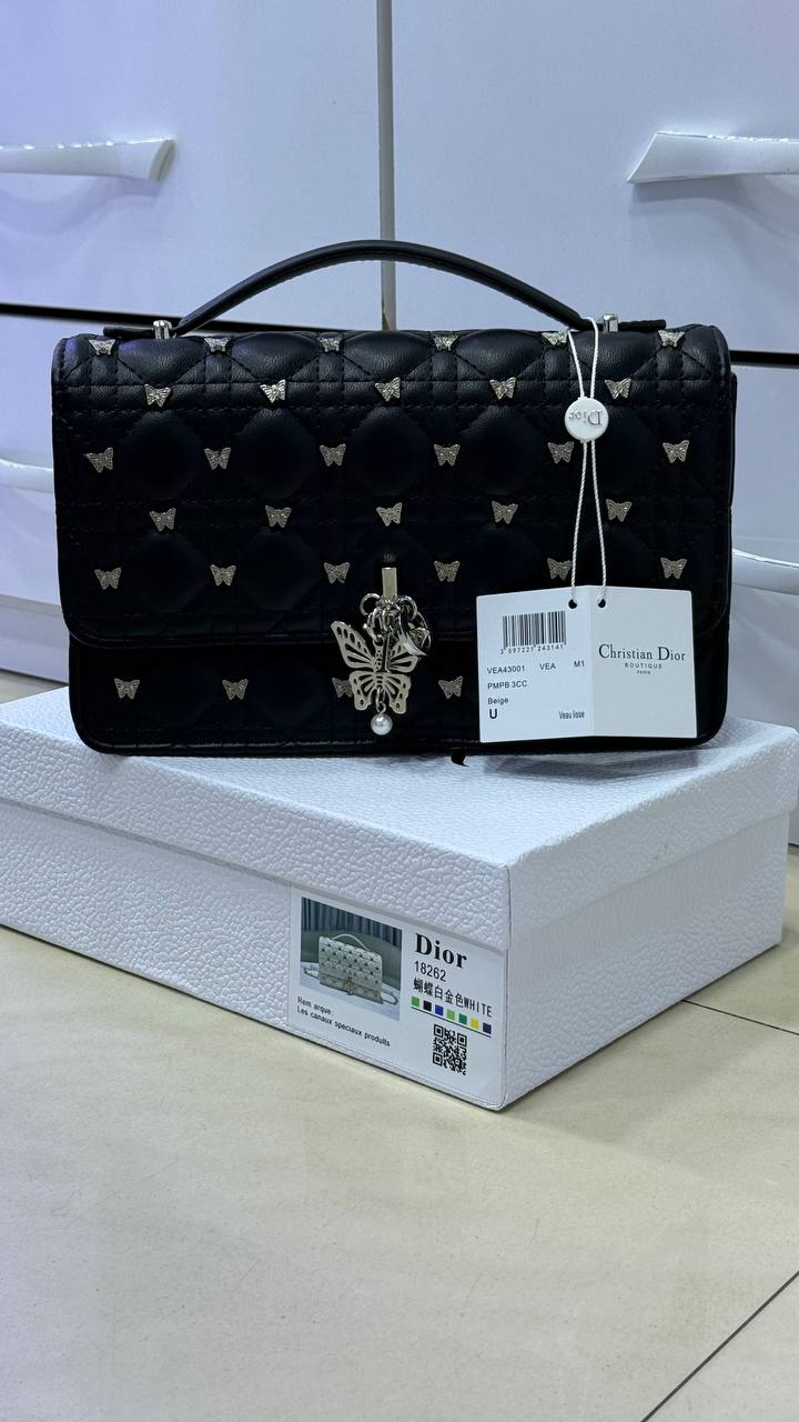 Mini sac My Diôr 
d'agneau Cannage noir et studs dorés Dior Cabinet de Curiosités