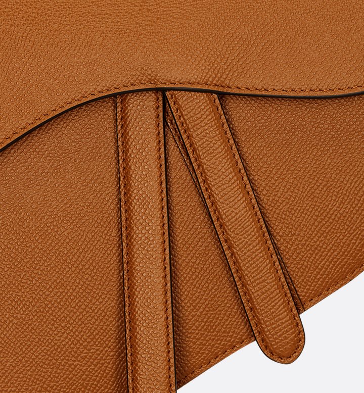 Sac Saddlê à bandoulière de
veau grainé couleur Golden Saddle