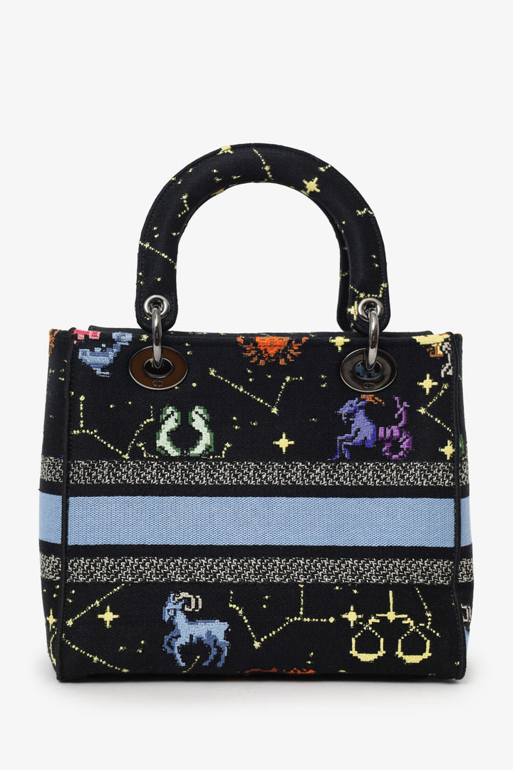 Sac Lady D-Lite moyen modèle Christian Dior 2022 en toile noire brodée du motif Pixel Zodiac, avec bandoulière.