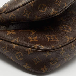 LV 
pochette Multi Accessories