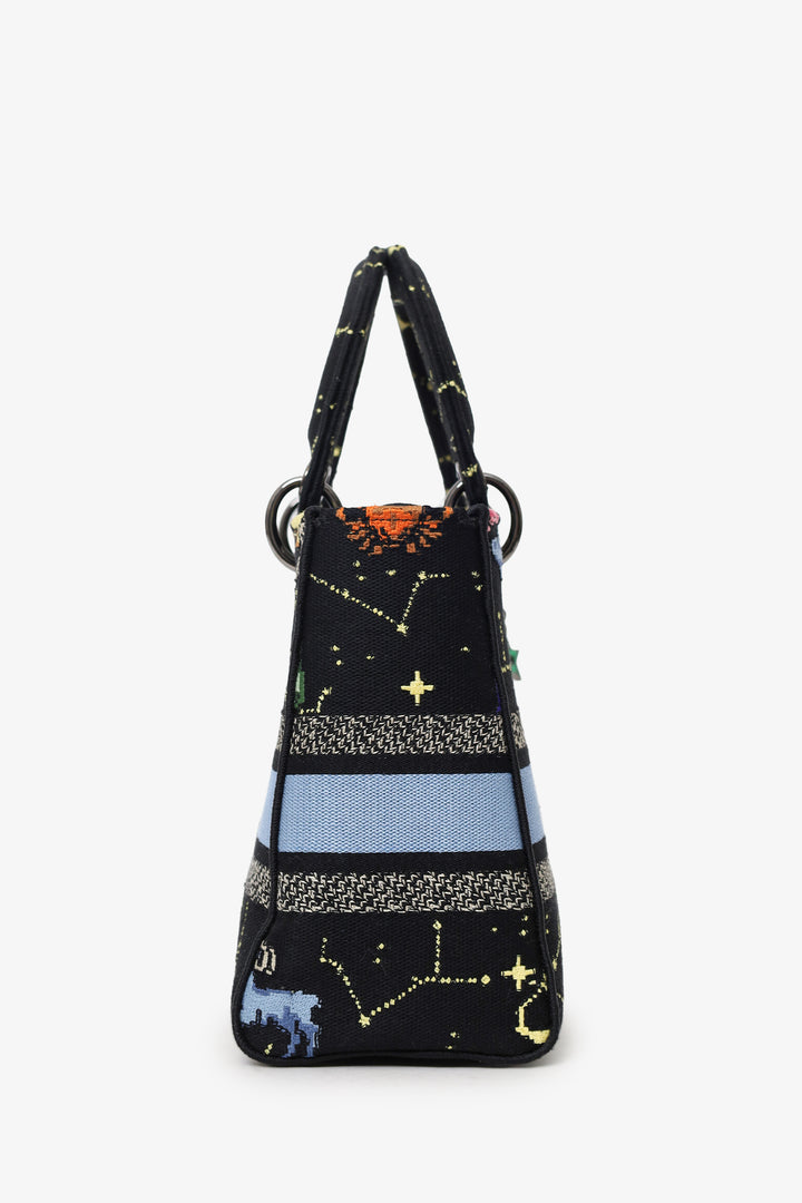 Sac Lady D-Lite moyen modèle Christian Dior 2022 en toile noire brodée du motif Pixel Zodiac, avec bandoulière.