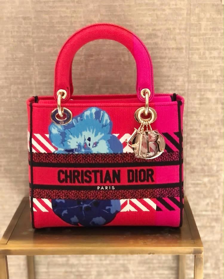 Christian Dior Sac Lady D-Lite Medium en toile brodée motif fleurs Pop – Rouge et rose