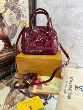 LV 
sac cabas Alma BB à motif monogrammé