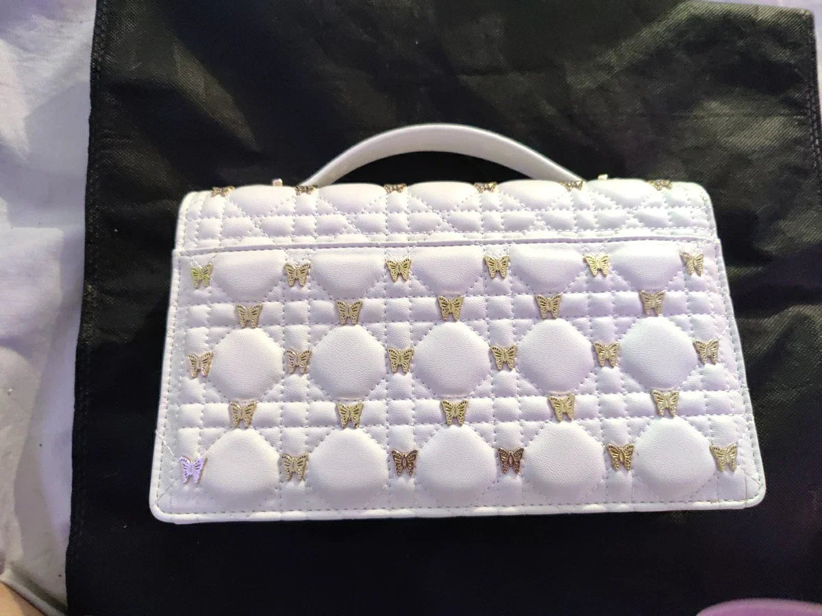 Mini sac My Diôr
d'agneau Cannage blanc et studs dorés Dior Cabinet de Curiosités