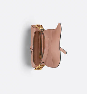 CD Sac Saddle à bandoulière de veau grainé couleur fard