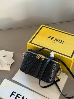 Fendï Vanity
Mini sac en cuir nappa noir avec motif FF