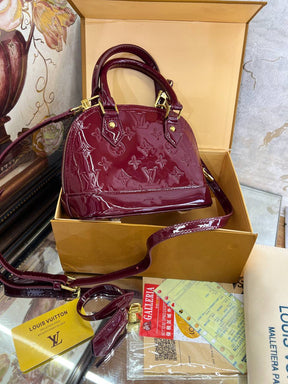 LV 
sac cabas Alma BB à motif monogrammé