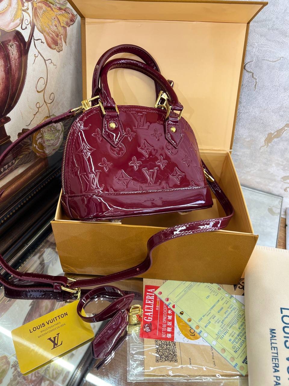 LV 
sac cabas Alma BB à motif monogrammé