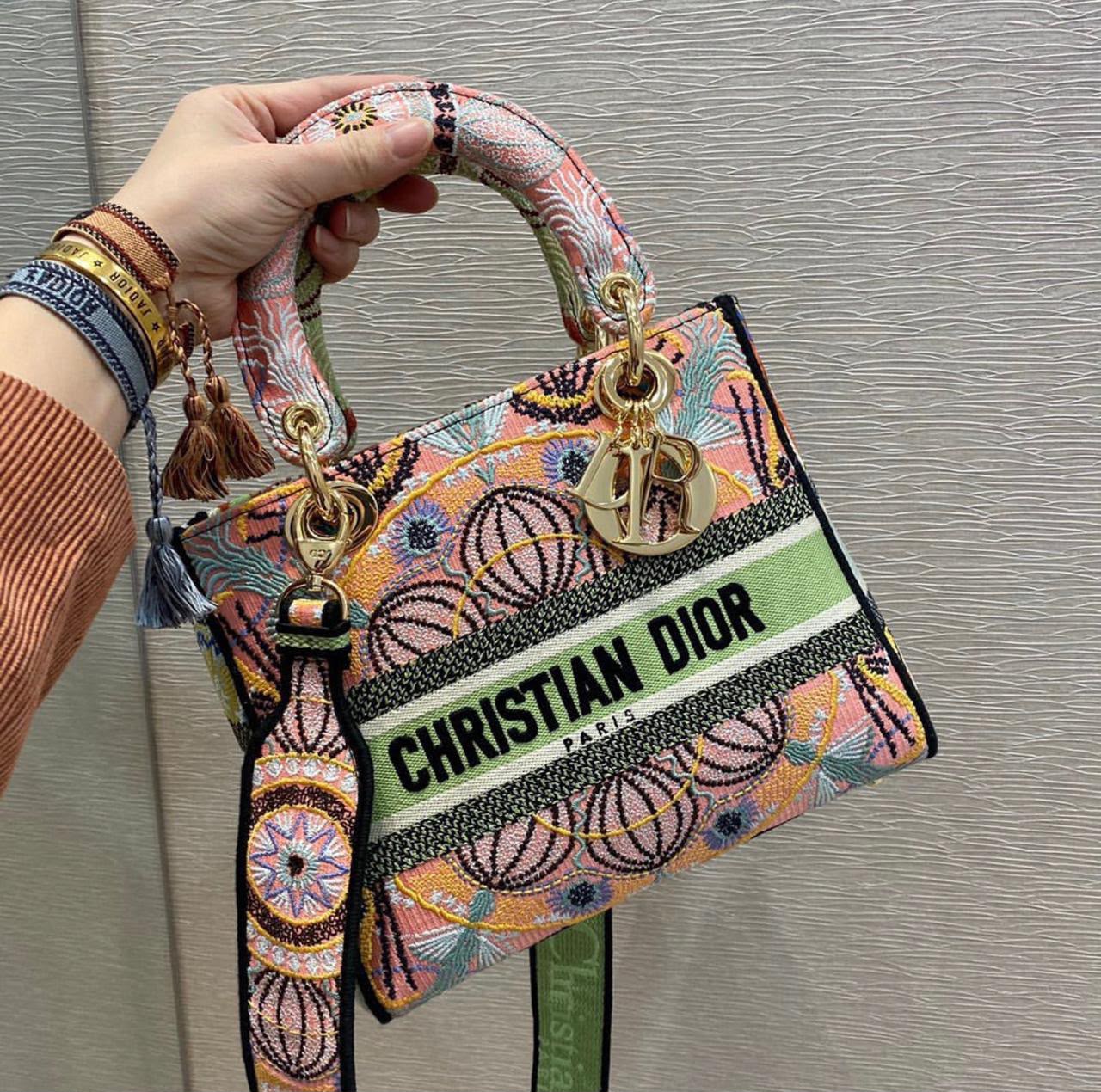 Sac Dior Lady D-Lite moyen modèle en broderie multicolore